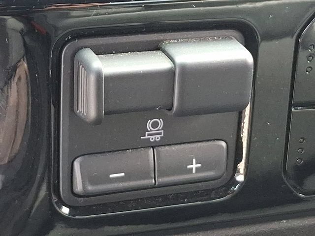 Used 2025 Chevrolet Silverado 1500 LT AWD/4WD image 18