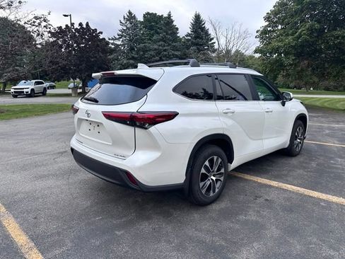 Used 2023 Toyota Highlander XLE AWD/4WD image 3