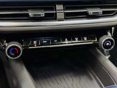 Used 2024 Chevrolet Equinox EV LT image 18