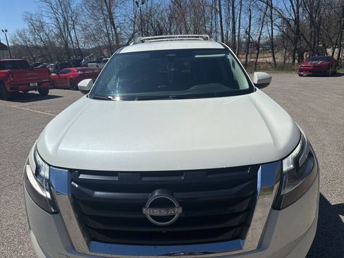 Used 2023 Nissan Pathfinder SL image 3