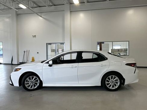 Used 2024 Toyota Camry SE image 12