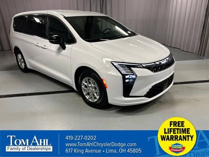 New 2027 Chrysler Pacifica Select w/ Family Tech Group