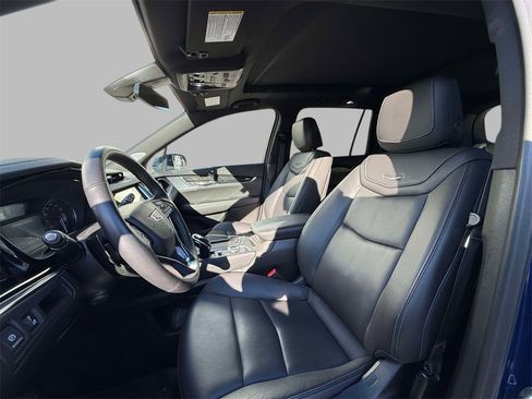 Used 2025 Cadillac XT6 Premium Luxury image 2