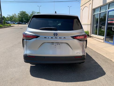Used 2022 Toyota Sienna XLE AWD/4WD image 6