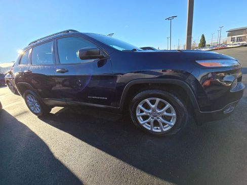 Used 2016 Jeep Cherokee Sport image 4