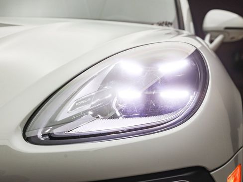 Certified 2025 Porsche Macan image 11