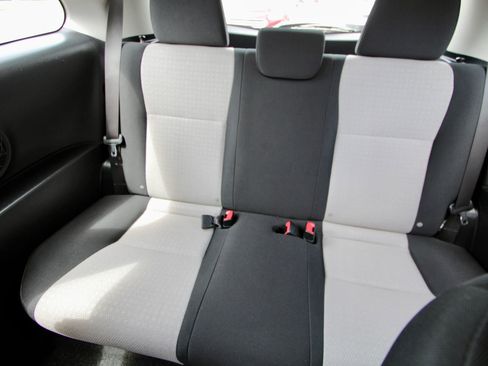 Used 2012 Toyota Yaris L image 14