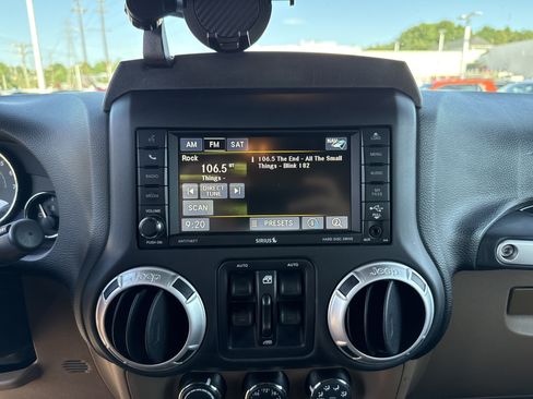 Used 2016 Jeep Wrangler Unlimited Sahara w/ Connectivity Group AWD/4WD image 23