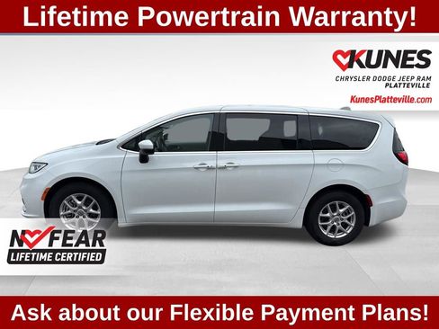 Used 2023 Chrysler Pacifica Touring-L FWD image 8