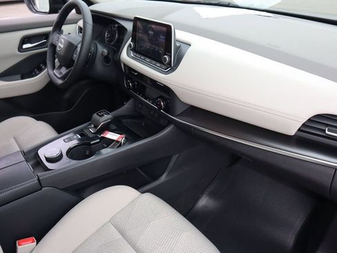 Certified 2025 Nissan Rogue SV image 26