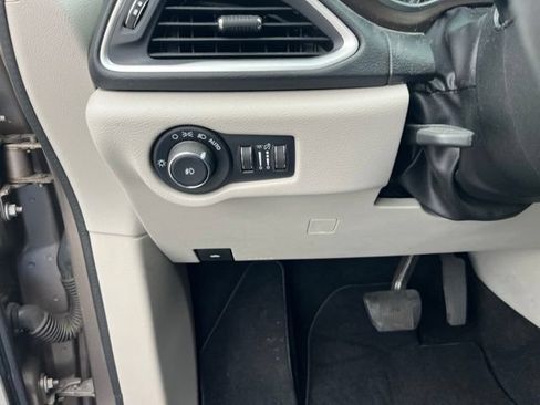 Used 2018 Chrysler Pacifica Touring Plus FWD image 33