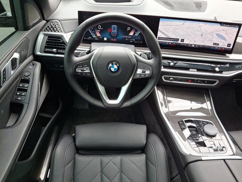 Used 2025 BMW X5 xDrive40i w/ M Sport Package AWD/4WD image 4