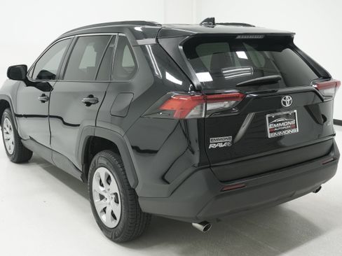 Used 2021 Toyota RAV4 LE FWD image 6
