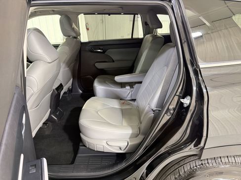 Used 2025 Toyota Highlander XLE image 25