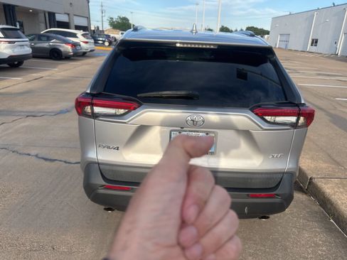 Used 2019 Toyota RAV4 XLE Premium image 4