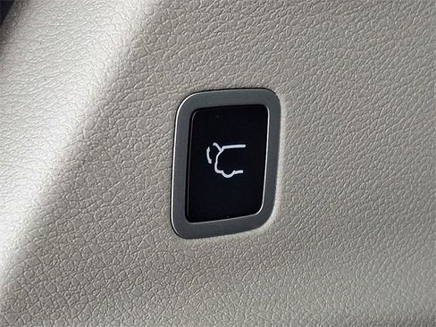 Used 2024 Chrysler Pacifica Touring-L image 28