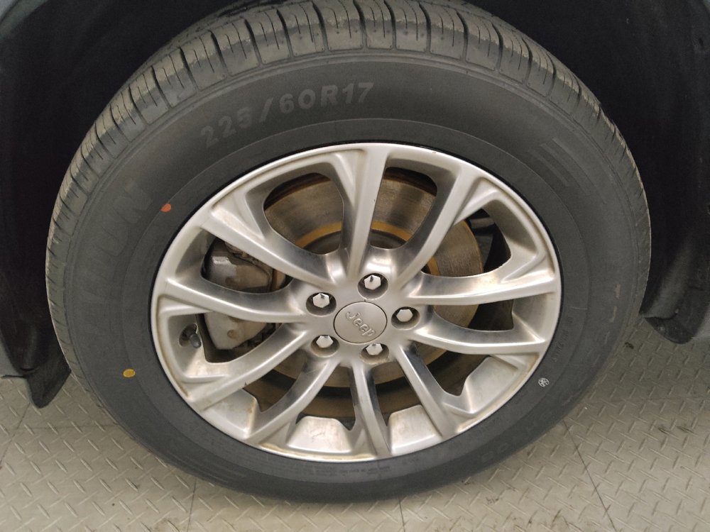Used 2020 Jeep Cherokee Latitude Plus w/ Cold Weather Group FWD image 31