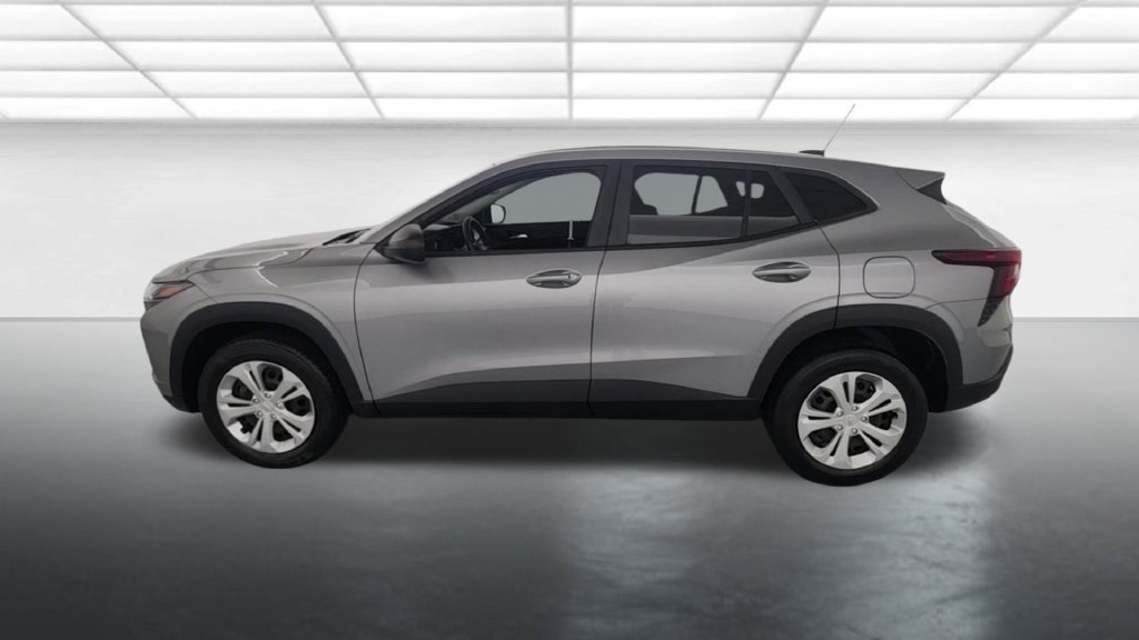 Used 2024 Chevrolet Trax LS w/ Driver Confidence Package FWD image 4