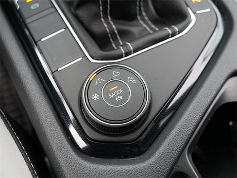 Certified 2025 Volkswagen Taos SE image 32