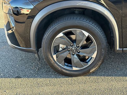 Used 2024 Nissan Rogue SV image 11