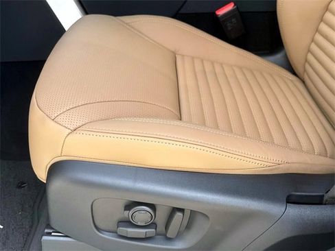 New 2025 Land Rover Discovery Dynamic SE image 17