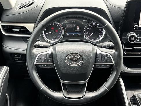 Used 2023 Toyota Highlander LE FWD image 19