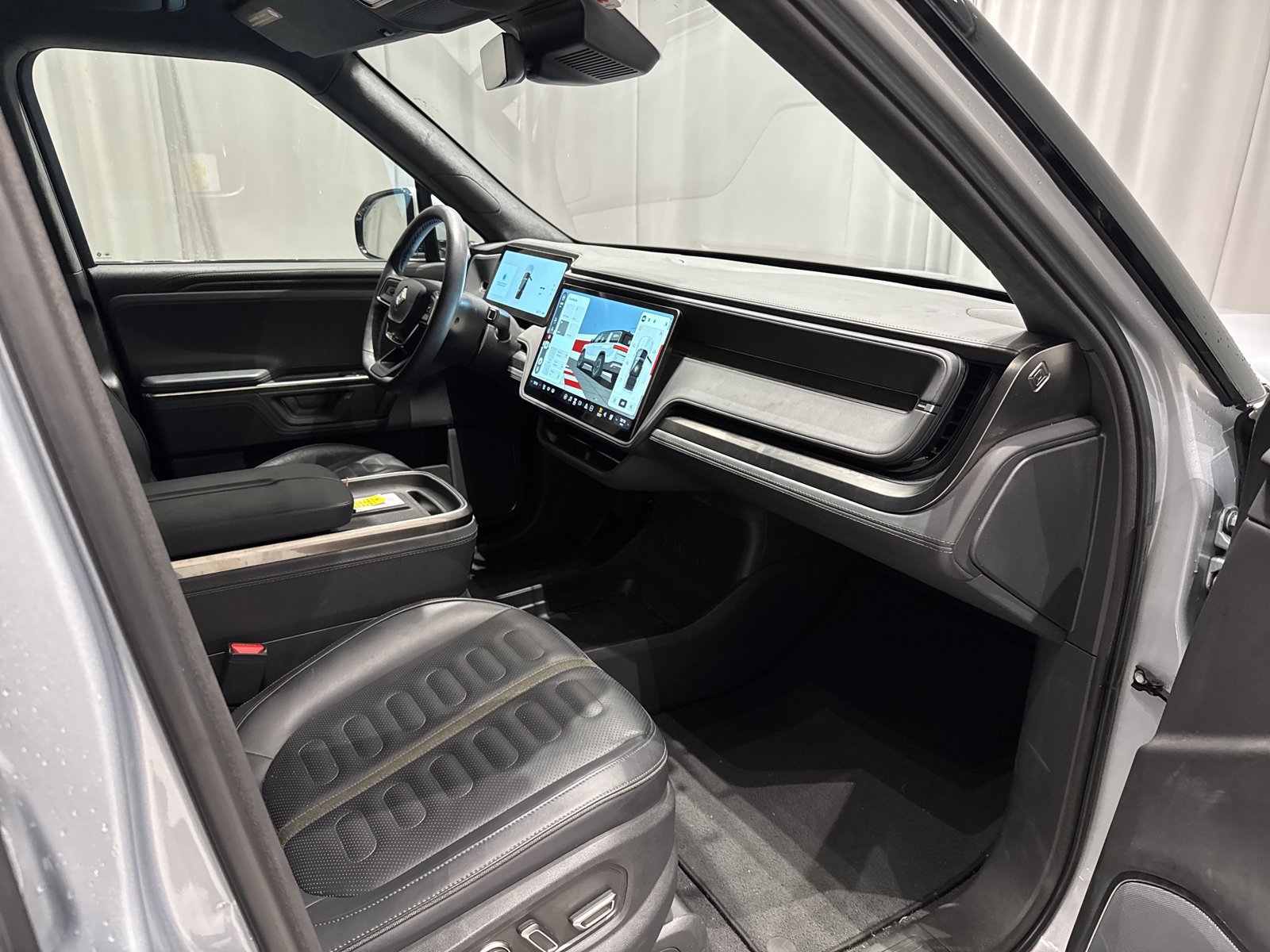 Used 2025 Rivian R1S Adventure Dual AWD/4WD image 14