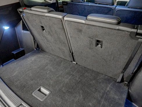 Used 2025 Volkswagen Atlas SE AWD/4WD image 8