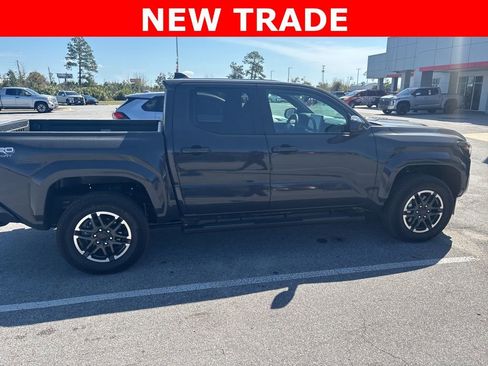 Used 2025 Toyota Tacoma TRD Sport image 3
