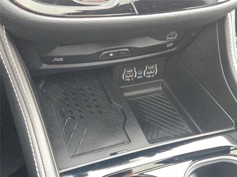 Used 2025 Chrysler Pacifica Limited w/ Uconnect Theater Family Group image 32