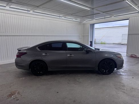 Used 2017 Nissan Altima 2.5 SR w/ Midnight Edition Package FWD image 4