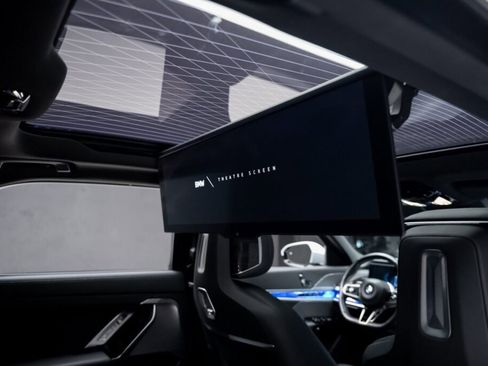 Used 2023 BMW i7 xDrive60 w/ Executive Package 2 image 3