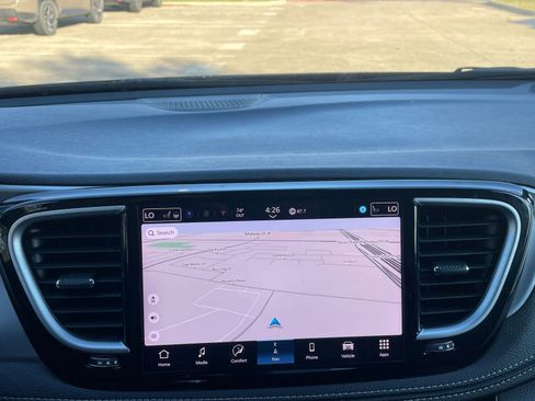 Used 2025 Chrysler Pacifica Limited image 21