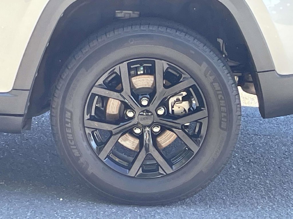 Certified 2024 Jeep Grand Cherokee Altitude RWD image 11