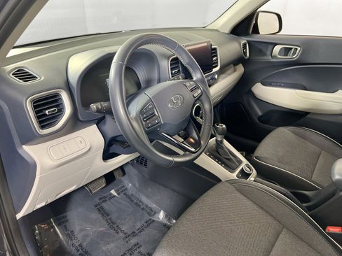 Used 2023 Hyundai Venue Limited FWD image 9