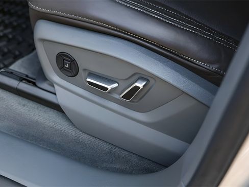 Used 2024 Audi Q8 Prestige image 11