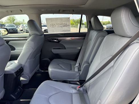 Used 2026 Toyota Highlander Platinum AWD/4WD image 25