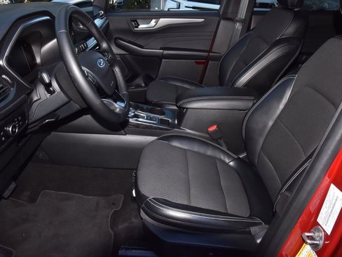 Used 2024 Ford Escape SE image 13