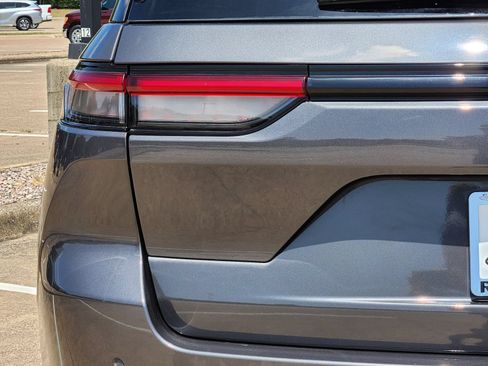 Used 2023 Jeep Grand Cherokee Laredo w/ Luxury Tech Group I RWD image 15