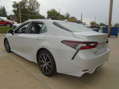 Used 2023 Toyota Camry SE image 4