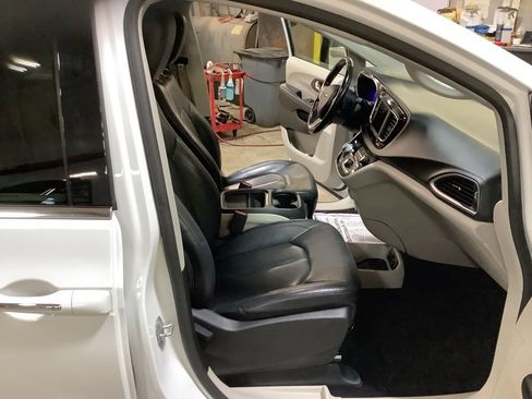 Used 2019 Chrysler Pacifica Touring-L image 19
