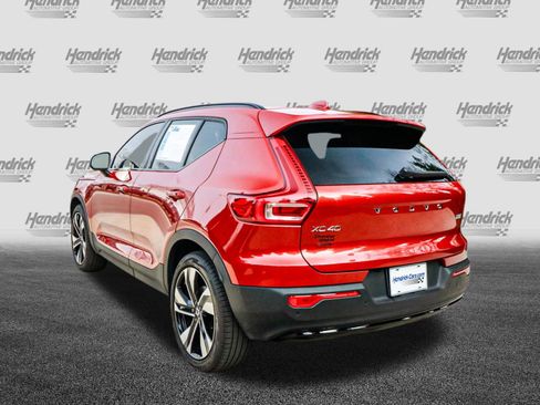 Used 2025 Volvo XC40 B5 Plus image 8