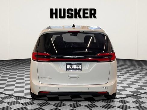 Used 2024 Chrysler Pacifica Touring-L image 6