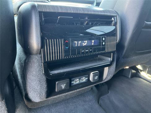 Used 2024 Jeep Wagoneer L Series II RWD image 16