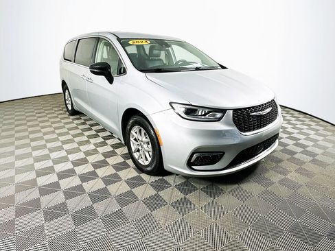 Certified 2024 Chrysler Pacifica Touring-L image 2