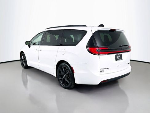 Used 2025 Chrysler Pacifica Limited FWD image 10