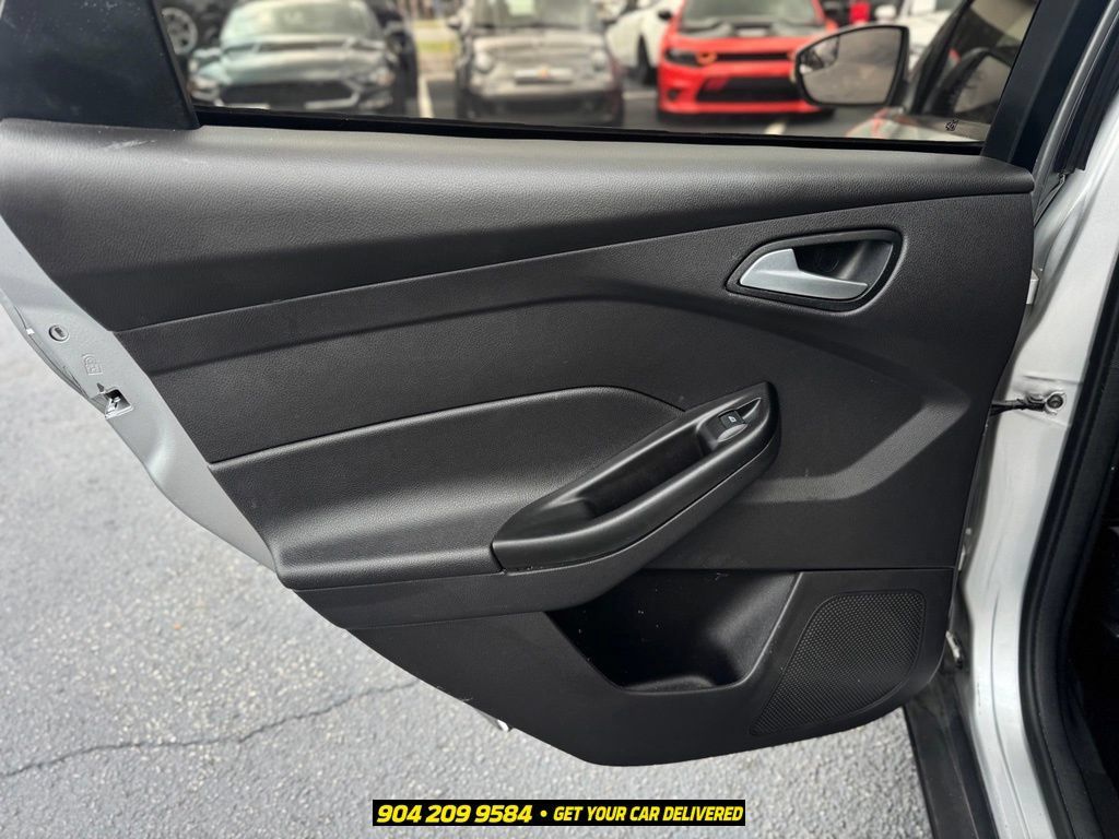 Used 2017 Ford Focus SE FWD image 15