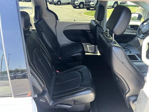 Used 2023 Chrysler Pacifica Touring-L FWD image 16