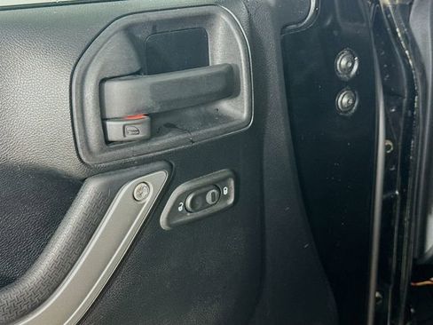 Used 2012 Jeep Wrangler Unlimited Rubicon w/ Connectivity Group image 16