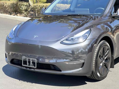 Used 2025 Tesla Model Y Long Range AWD/4WD image 52
